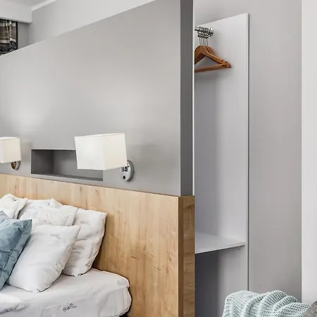 777 Krasickiego 3* ミエンジズドロイェ